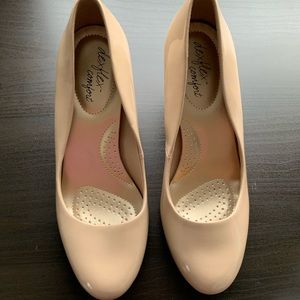 Comfy nude heels. Mint condition.